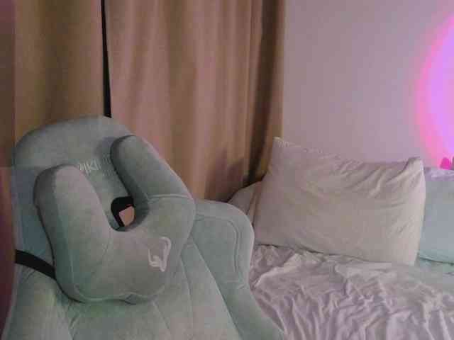 CuteThomas Live Webcam on {site_name}