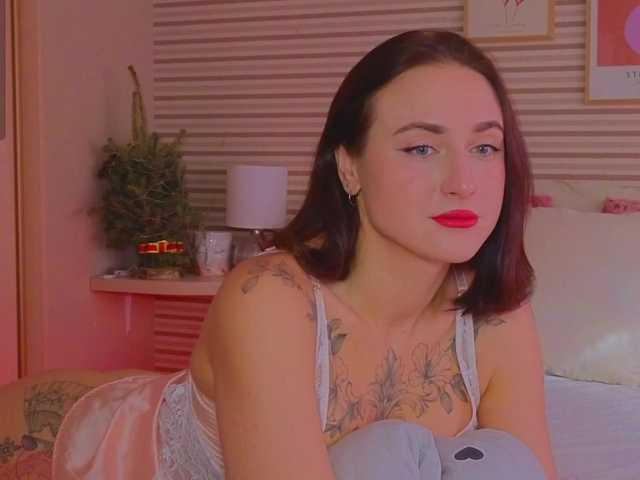 Lillii's BongaCams show and profile