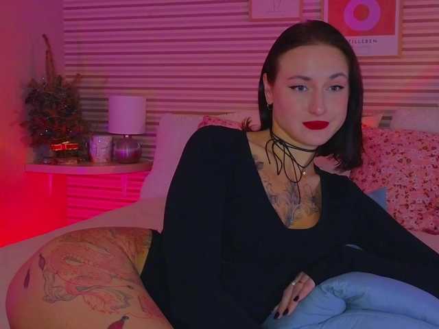 Lillii's BongaCams show and profile