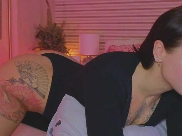 Lillii's BongaCams show and profile