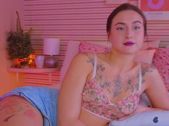 Lillii's BongaCams show and profile