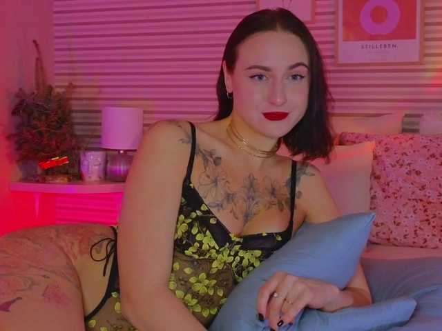 Lillii's BongaCams show and profile