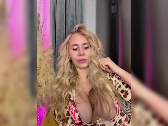 Lunesa's BongaCams show and profile