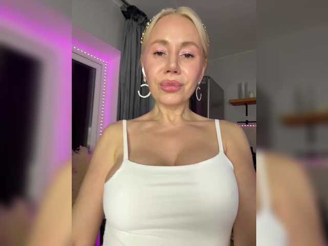 Lunesa's BongaCams show and profile