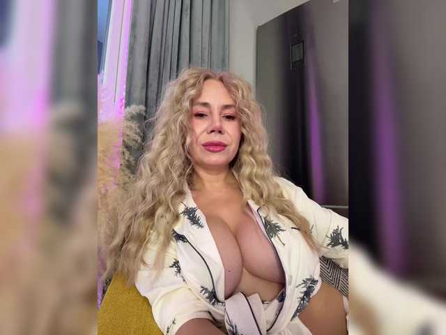 Lunesa's BongaCams show and profile