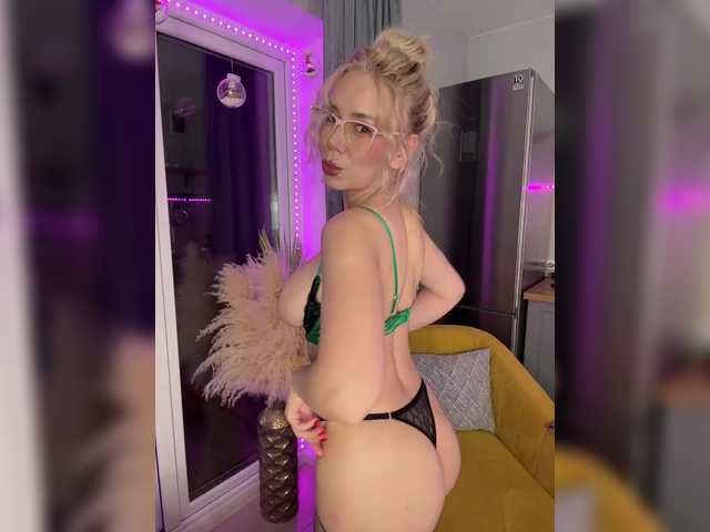 Lunesa's BongaCams show and profile