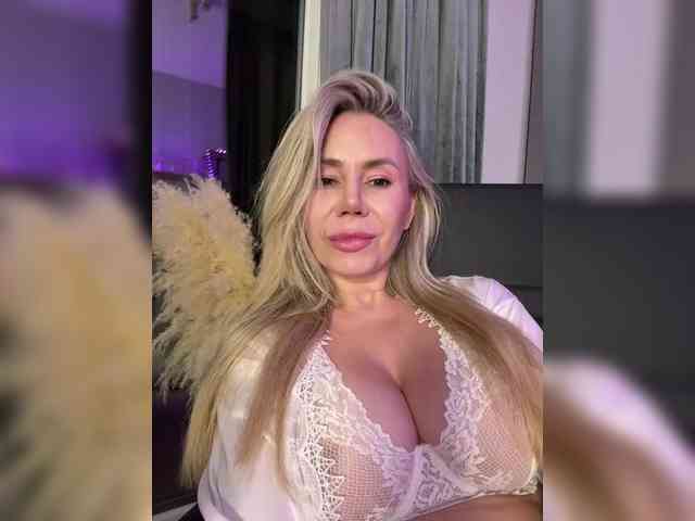 Lunesa Live Webcam on BongaCams