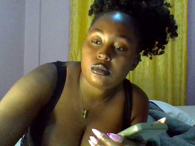 Curvysexy webcam bongacams model stream image