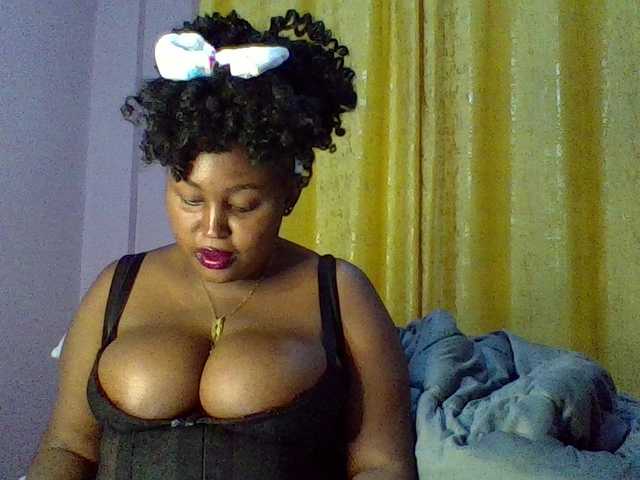 Curvysexy webcam bongacams model stream image