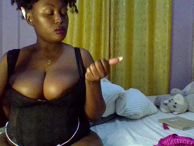 Curvysexy webcam bongacams model stream image