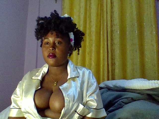 Curvysexy webcam bongacams model stream image