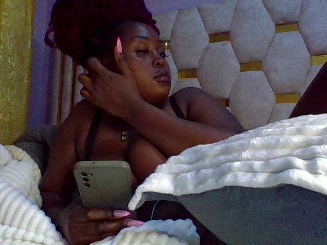 Curvysexy webcam bongacams model stream image