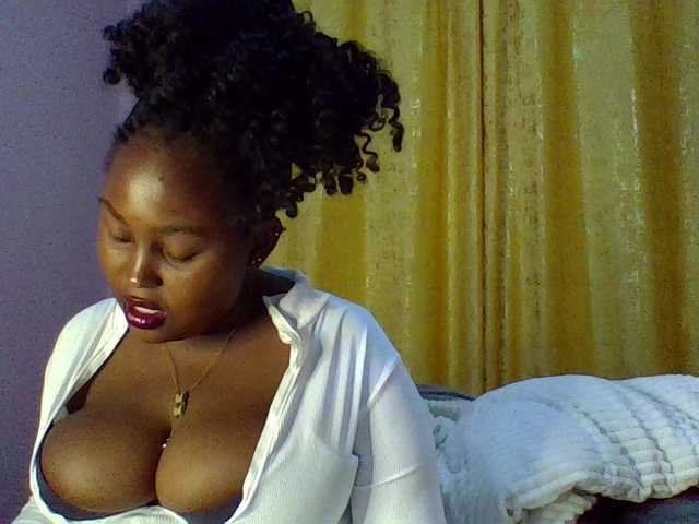 Curvysexy webcam bongacams model stream image