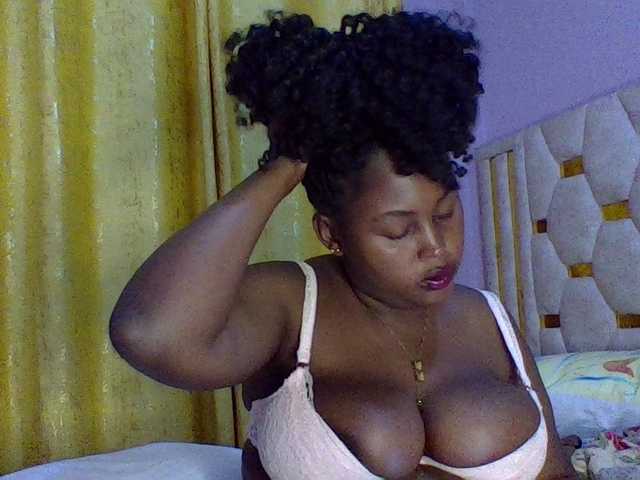 Curvysexy webcam bongacams model stream image