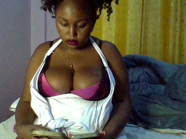 Curvysexy webcam bongacams model stream image