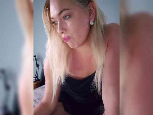 Yesenia-1 webcam