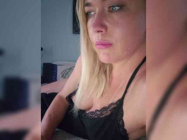 Yesenia-1 webcam