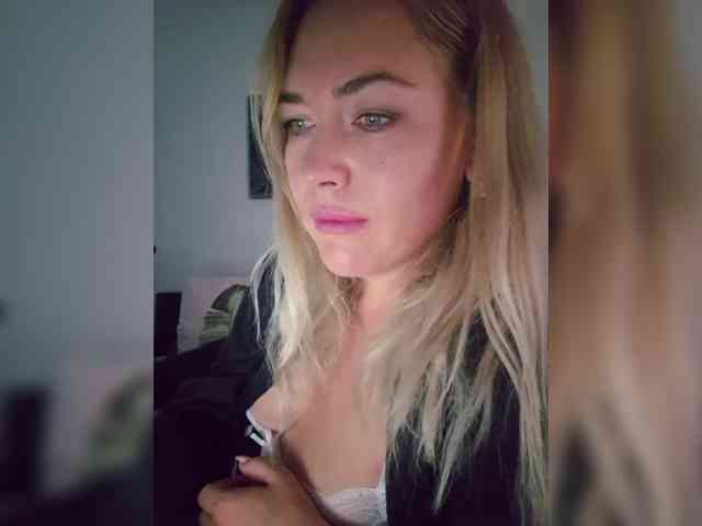 Yesenia-1 webcam