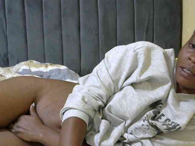 PrettyAlianah webcam