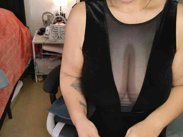 SpikedBella webcam