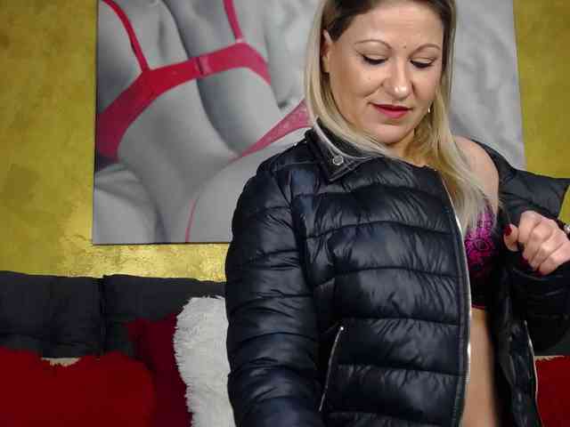 ADELAHOTX Live Webcam on BongaCams