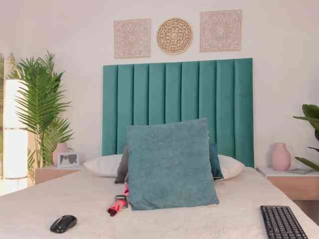 Aluna-Sweet webcam
