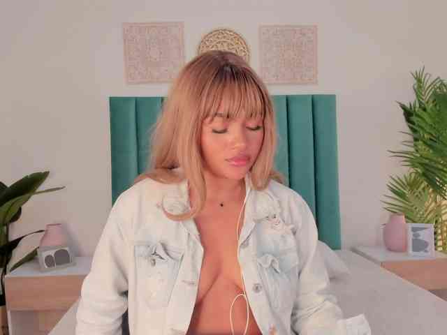 Aluna-Sweet webcam