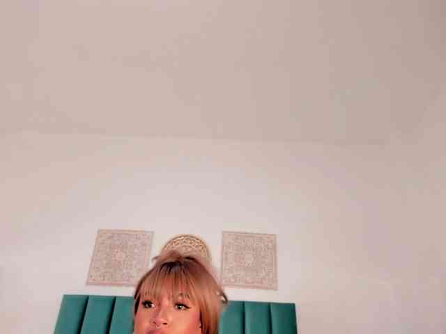 Aluna-Sweet webcam