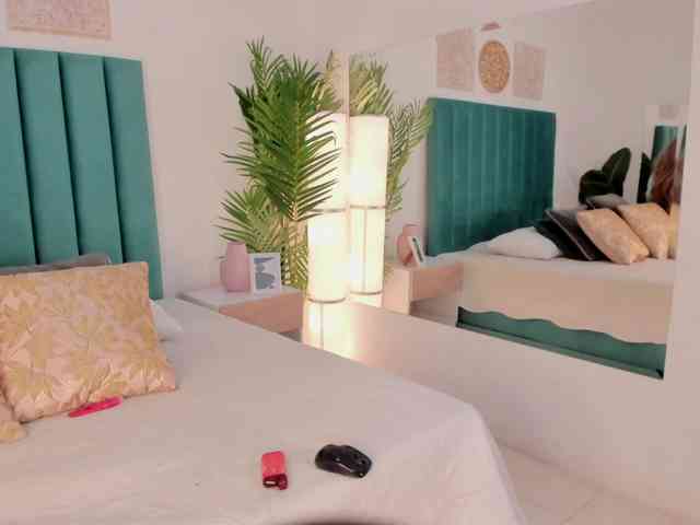 Aluna-Sweet webcam