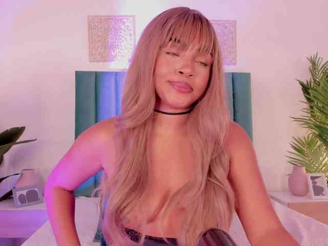 Aluna-Sweet webcam