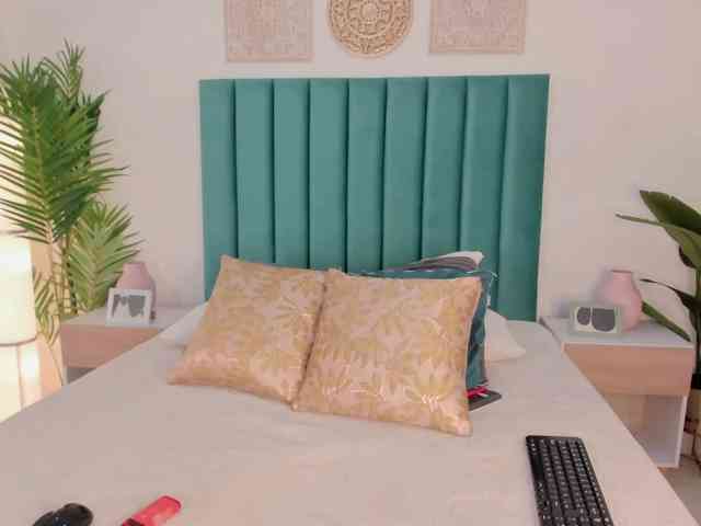 Aluna-Sweet webcam
