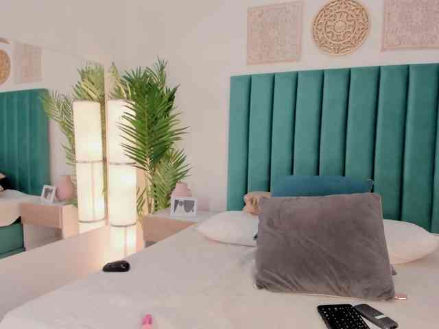 Aluna-Sweet webcam