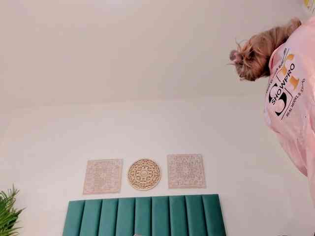 Aluna-Sweet webcam