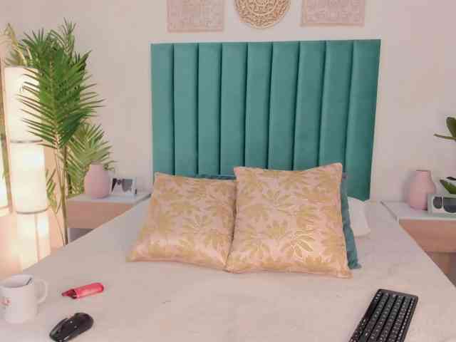 Aluna-Sweet webcam
