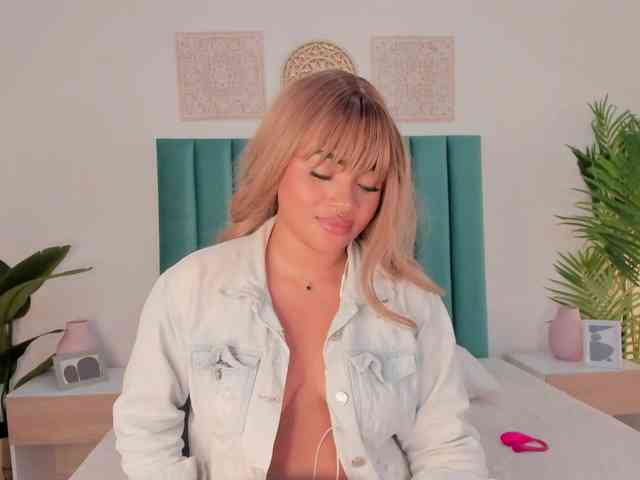 Aluna-Sweet webcam