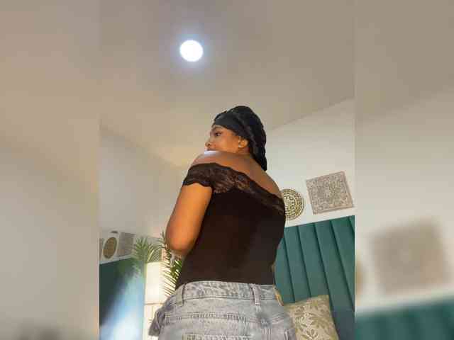 Aluna-Sweet webcam