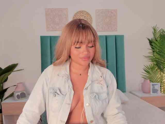 Aluna-Sweet webcam