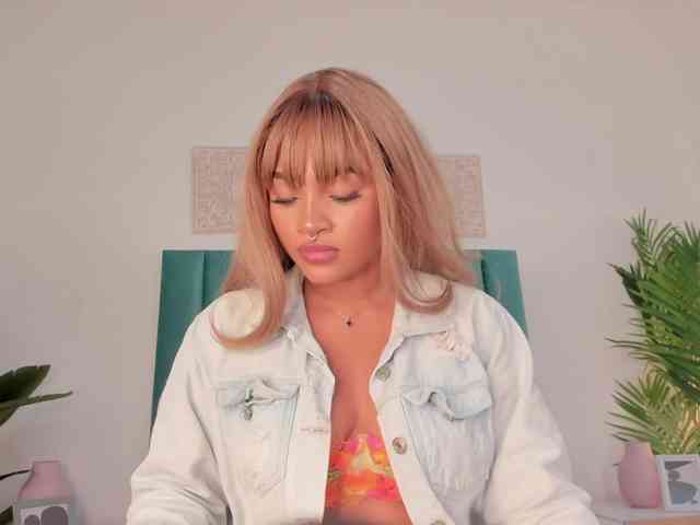 Aluna-Sweet webcam