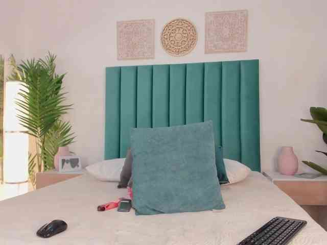 Aluna-Sweet webcam