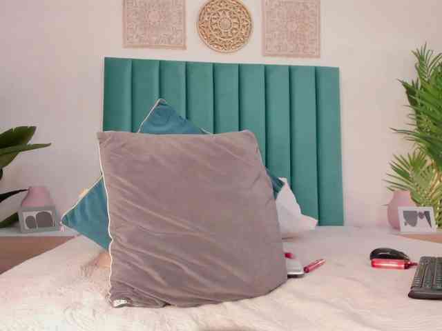 Aluna-Sweet webcam