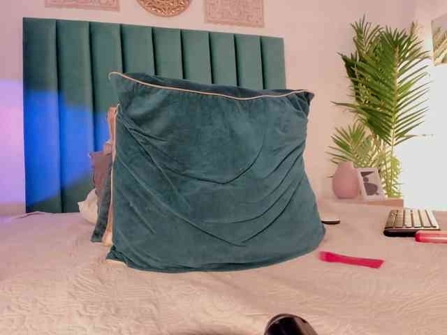 Aluna-Sweet webcam