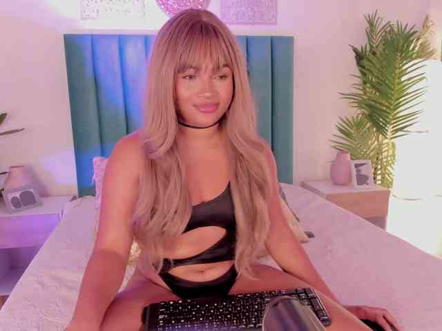 Aluna-Sweet webcam