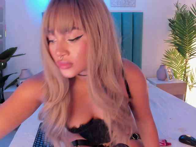 Aluna-Sweet webcam