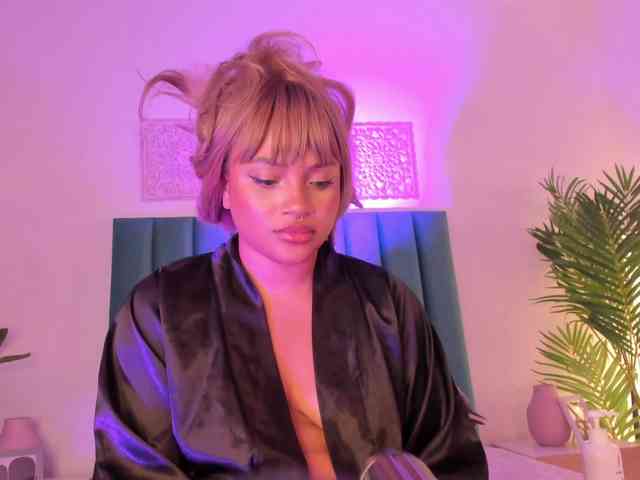 Aluna-Sweet webcam