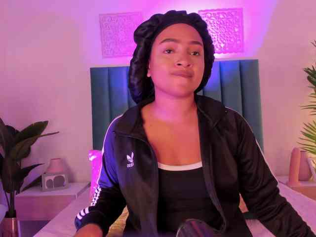 Aluna-Sweet webcam