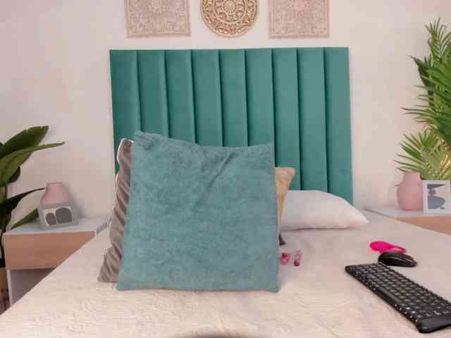 Aluna-Sweet webcam
