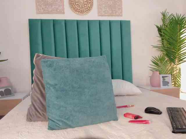 Aluna-Sweet webcam