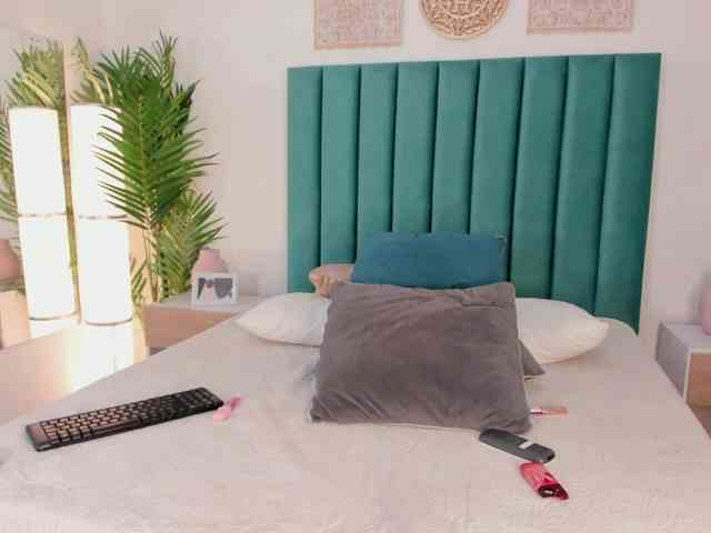 Aluna-Sweet webcam