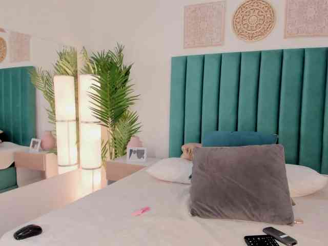 Aluna-Sweet webcam