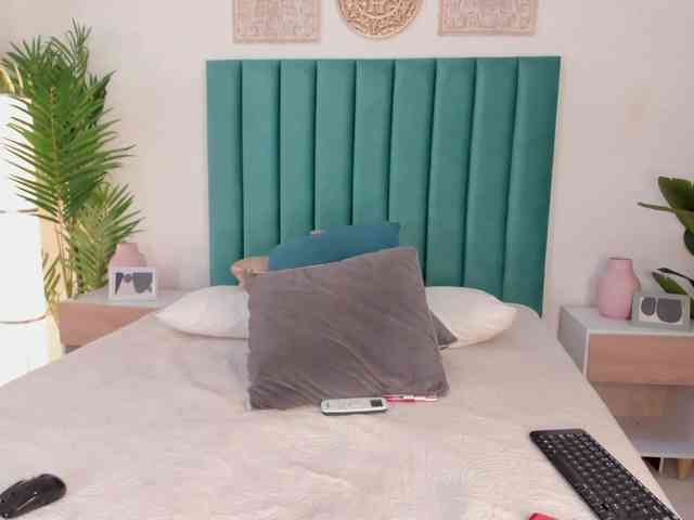 Aluna-Sweet webcam